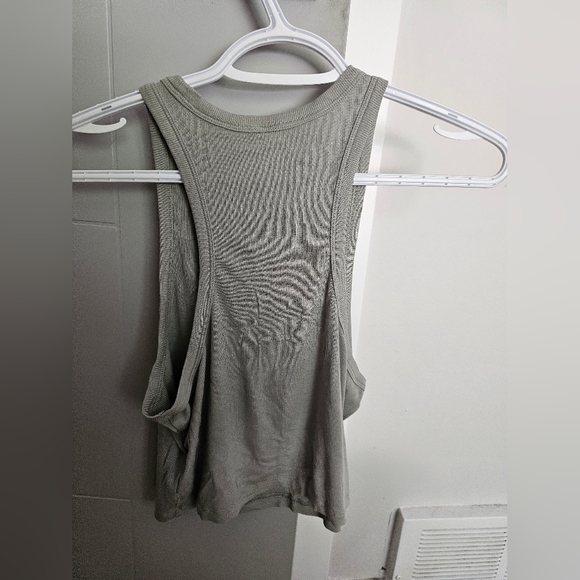 Aritzia ribbed cropped tanks - Picture 2 of 5